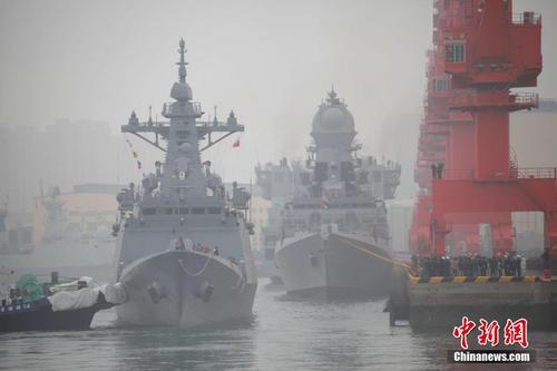 中国侨网4月21日,参加中国人民解放军海军成立70周年多国海军活动的外国舰艇陆续抵达中国青岛。图为韩国海军“京畿”号护卫舰(前)停靠码头。 中新社记者 李纯 摄
