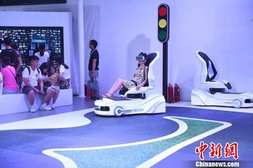 中国侨网图为一女士正在体验VR无人智能驾驶。　陈超　摄