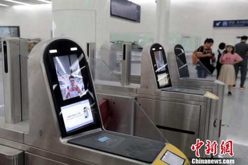 中国侨网北京轨道交通大兴机场线站厅闸机设有人脸识别系统。中新社记者 张宇