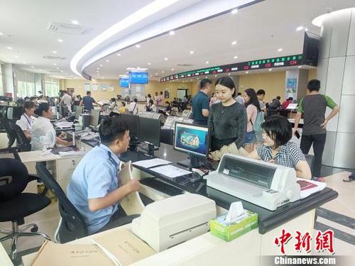 中国侨网图为民众在办理引进人才落户业务。 凌楠 摄