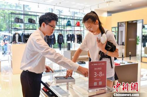 中国侨网图为消费者在海口日月广场免税店购物。　骆云飞　摄
