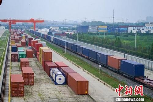 中国侨网 资料图:货运中心整装待发的车辆。中新社发 吕晋 摄