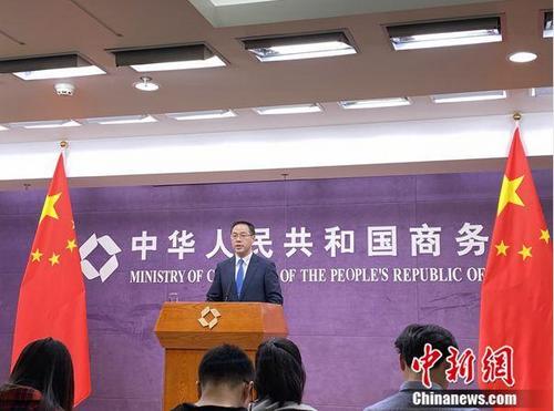 中国侨网商务部新闻发言人高峰。夏宾 摄