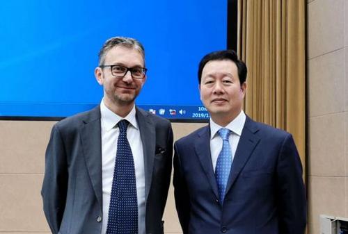 中国侨网图为意大利驻上海总领事陈琪(左)和季志海在论坛上合影。(欧联社)