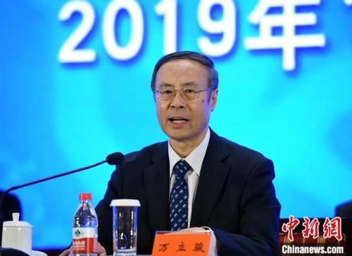 中国侨网11月17日,中国侨商联合会第五次会员代表大会在北京开幕,中国侨联党组书记、主席万立骏出席开幕会并致辞。中新社记者 侯宇 摄