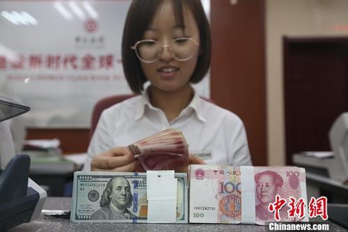中国侨网资料图:一银行工作人员正在清点货币。(中新社记者 张云/摄)