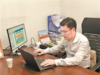 中国侨网陆丁铭在对项目方案进行研究细化(广州日报/蔡凌跃 摄)