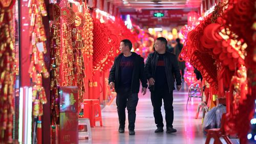 华媒记者探访义乌年货专区:各国批发商喜好不同