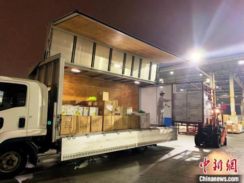 中国侨网3月4日晚，复星援助物资装车从东京出发运往北海道 复星 供图