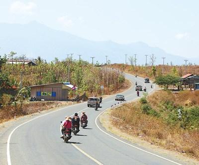 中国侨网由中企承建的柬埔寨55号公路日前正式通车。（赵益普 摄）