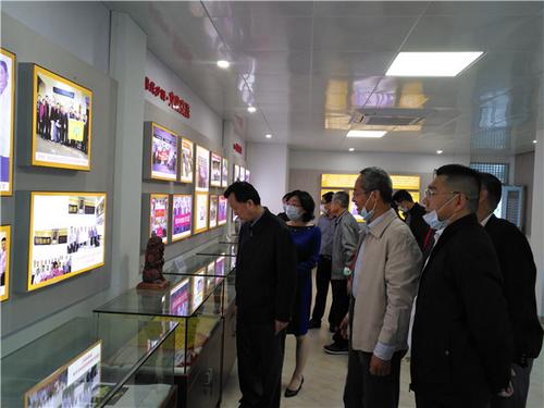 中国侨网调研组参观海沧三都华侨文化展示中心。(福建省侨联网站)