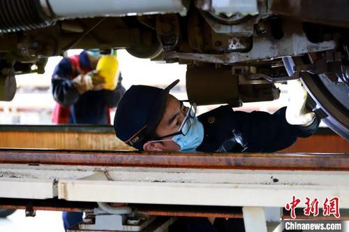 中国侨网4月27日，成都动车段职工正在对新配属动车组进行检修。　胡志强 摄