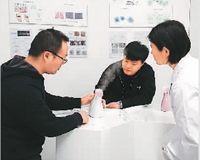 中国侨网团队成员正在调试产品功能(图片来源:《人民日报海外版》)