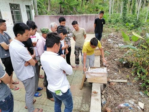 中国侨网养蜂专业技能培训操作课。（黄赞文/摄）