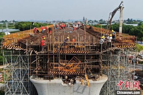 中国侨网施工人员正在南沿江城际铁路跨304县道连续梁上施工。　泱波　摄