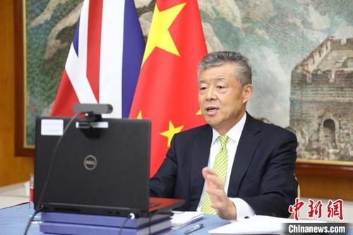 中国侨网5月5日，刘晓明大使在英中贸协网上座谈会上回答听众提问。使馆供图