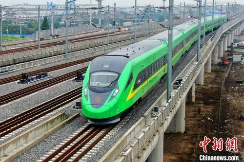 中国侨网“绿巨人”版复兴号是CR200J型时速160公里动力集中电动车组，它由成熟的客运电力机车和25T型客车技术平台组成。　许丛军　摄