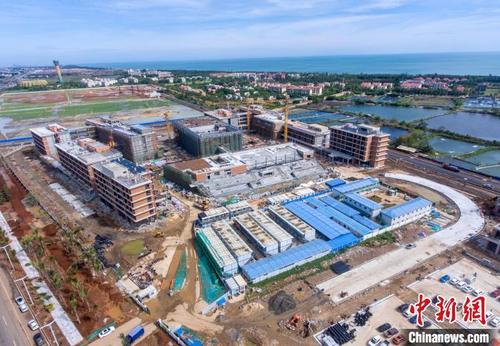 中国侨网图为航拍海口哈罗公学项目正在进行外立面装修。 骆云飞 摄