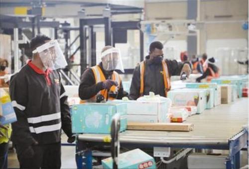 中国侨网南非最大电商平台takealot位于约翰内斯堡的物流仓库内，工作人员正在对货品进行清点录入。 本报记者 吕强 摄