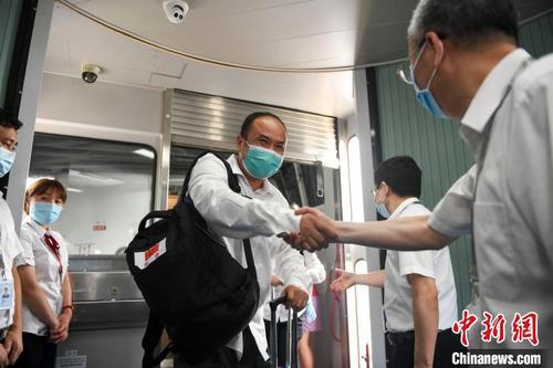 中国侨网中国赴津巴布韦和赤道几内亚抗疫医疗专家组飞抵长沙。　杨华峰　摄
