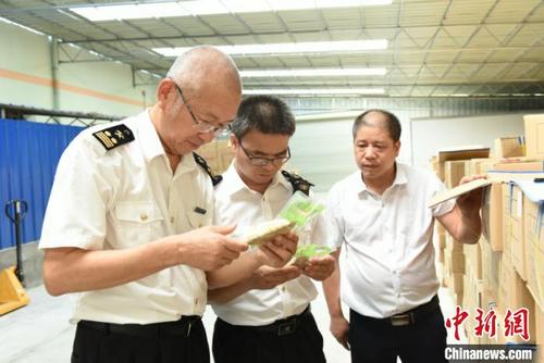 中国侨网图为海关工作人员对出口产品进行查验 刘豪 摄