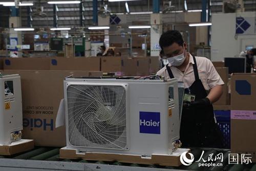 中国侨网泰国技术工人在海尔(泰国)工厂的空调生产线上工作。(人民网记者孙广勇摄)