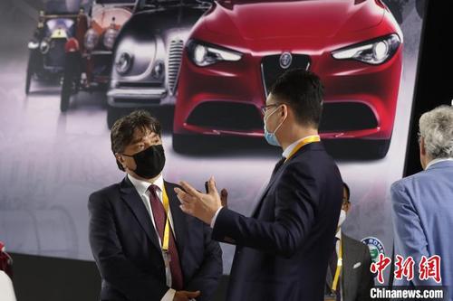 中国侨网阿尔法·罗密欧集团的工作人员与参观者一同分享意大利国宝级跑车的品牌故事。 张亨伟 摄