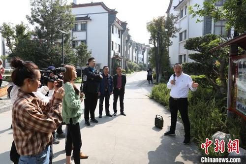 中国侨网两岸媒体人参访大营街社区并听取讲解。 李雪峰摄