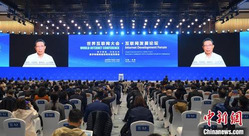 中国侨网图为中国工程院院士钟南山在2020年世界互联网大会·互联网发展论坛上发言。　王刚　摄