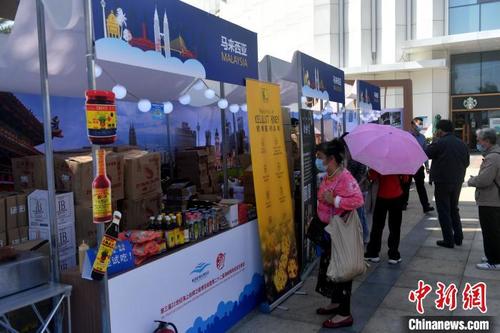 中国侨网图为市民参观马来西亚展区。　吕明　摄
