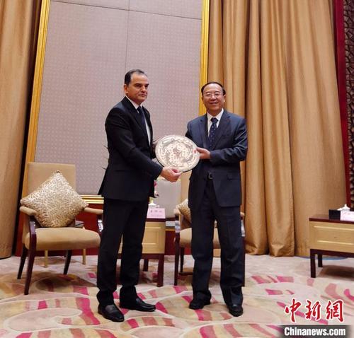 中国侨网12月2日中午，甘肃省政府副省长李沛兴（右）在兰州会见了土库曼斯坦驻华大使巴拉哈特·杜尔德耶夫。　冯志军　摄