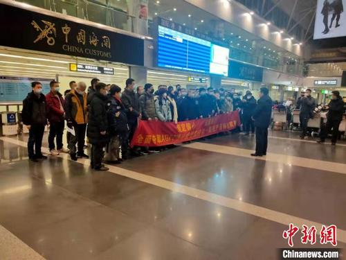 中国侨网中石油工作人员于登机前集体合影留念。　海南航空供图