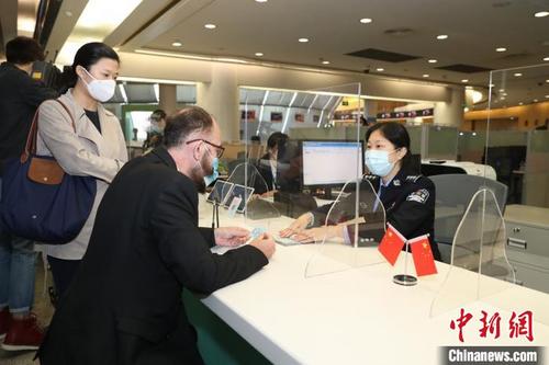 中国侨网12月11日，深圳外国人就业居留事务服务中心揭牌，为外籍人士提供“一站式”综合服务。　陈文　摄