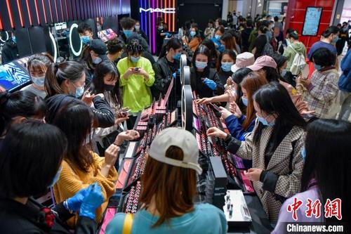 中国侨网图为正在消费者正在免税店购物。　骆云飞　摄