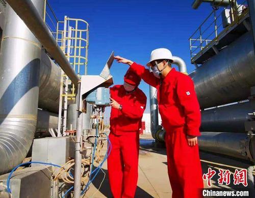 中国侨网图为坚守海外工作的气矿员工保障生产巡检、机组检修等工作。 汪国良 摄