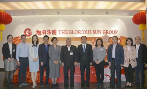 中国侨网惠州市侨联主席一行拜访市侨联荣誉主席、香港旭日集团副董事长兼总经理杨勋。(图片来源:广东省侨联网站)