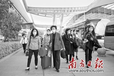 中国侨网3月3日上午,住粤全国政协委员从广州白云国际机场出发,飞赴北京参加全国两会。 南方日报记者 李细华 摄