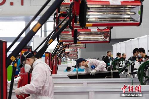 中国侨网资料图:第一届全国职业技能大赛,汽车喷漆项目选手在比赛中。中新社记者 陈楚红 摄