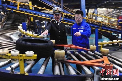 中国侨网青岛海关关员在轮胎生产企业调研。 陈星华 摄