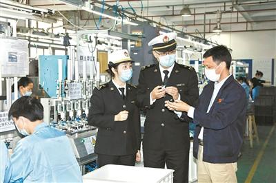 中国侨网深圳海关关员到机电企业调研。