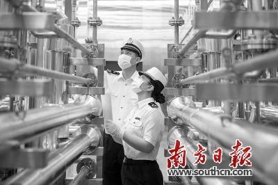 中国侨网惠州海关关员对进口生产设备进行检验。张仕荣 摄