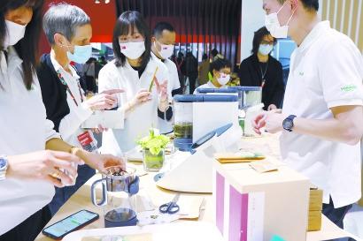 中国侨网昨天（23日），德国福维克展区的工作人员在展示智能茶具。 本报记者 李茂君 摄