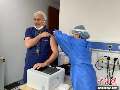 中国侨网意大利专家上海成功接种新冠疫苗，并认为，中国新冠疫苗安全性是非常好的。仁济医院供图