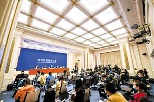 中国侨网3月24日,首届中国国际消费品博览会新闻发布会在京举行。图为新闻发言人向现场记者介绍消博会有关情况。