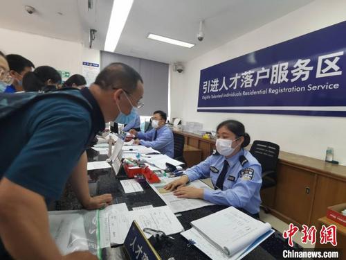中国侨网民众在海口市公安局龙华分局办证中心办理落户。　黄艺　摄