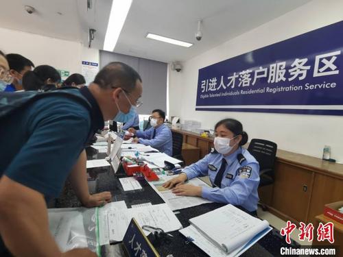 中国侨网民众在海口市公安局龙华分局办证中心办理落户。 黄艺 摄