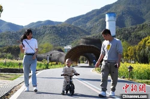 中国侨网图为游客在余村漫步。　张茵　摄