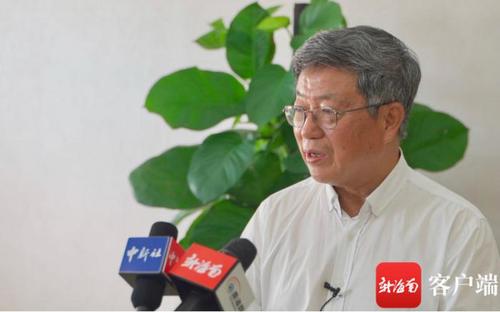 中国侨网中国(海南)改革发展研究院院长迟福林接受新海南客户端记者采访。