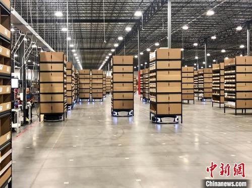 中国侨网极智嘉智能物流机器人在万邑通美国肯塔基仓内运作 万邑通供图