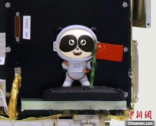 中国侨网智能遥感卫星“航升一号”上的“太空熊猫”公益形象“大空”。成都大熊猫繁育研究基地供图　